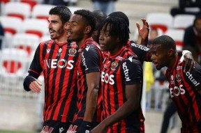 今晚法甲焦点战，纽约尼克斯绝杀压哨，气氛紧张，临场指挥获称赞的简单介绍