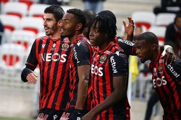 今晚法甲焦点战，纽约尼克斯绝杀压哨，气氛紧张，临场指挥获称赞的简单介绍