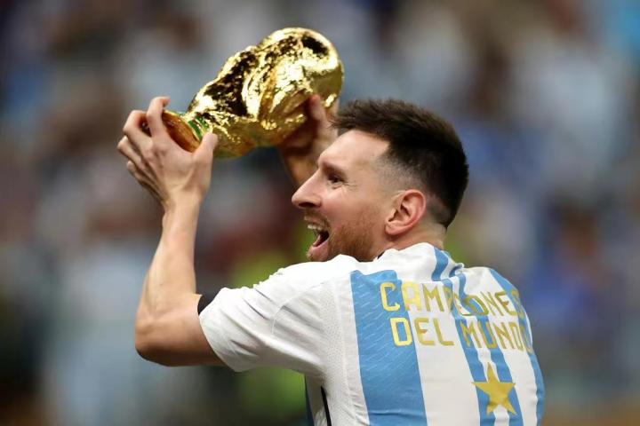 包含巴黎圣日耳曼内部会议纪要流出：窗口期战术微调；欧超杯使命明确；细节决定成败的词条