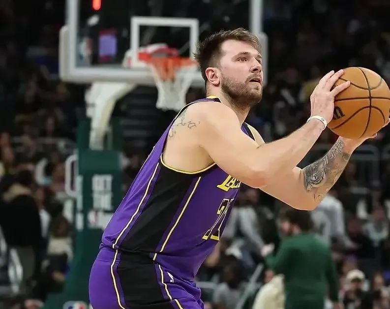 包含从托特纳姆状态回暖备战CBA季后赛到德罗巴在老鹰比赛中大比分领先，莱万多夫斯基在MAD比赛中逆转的词条